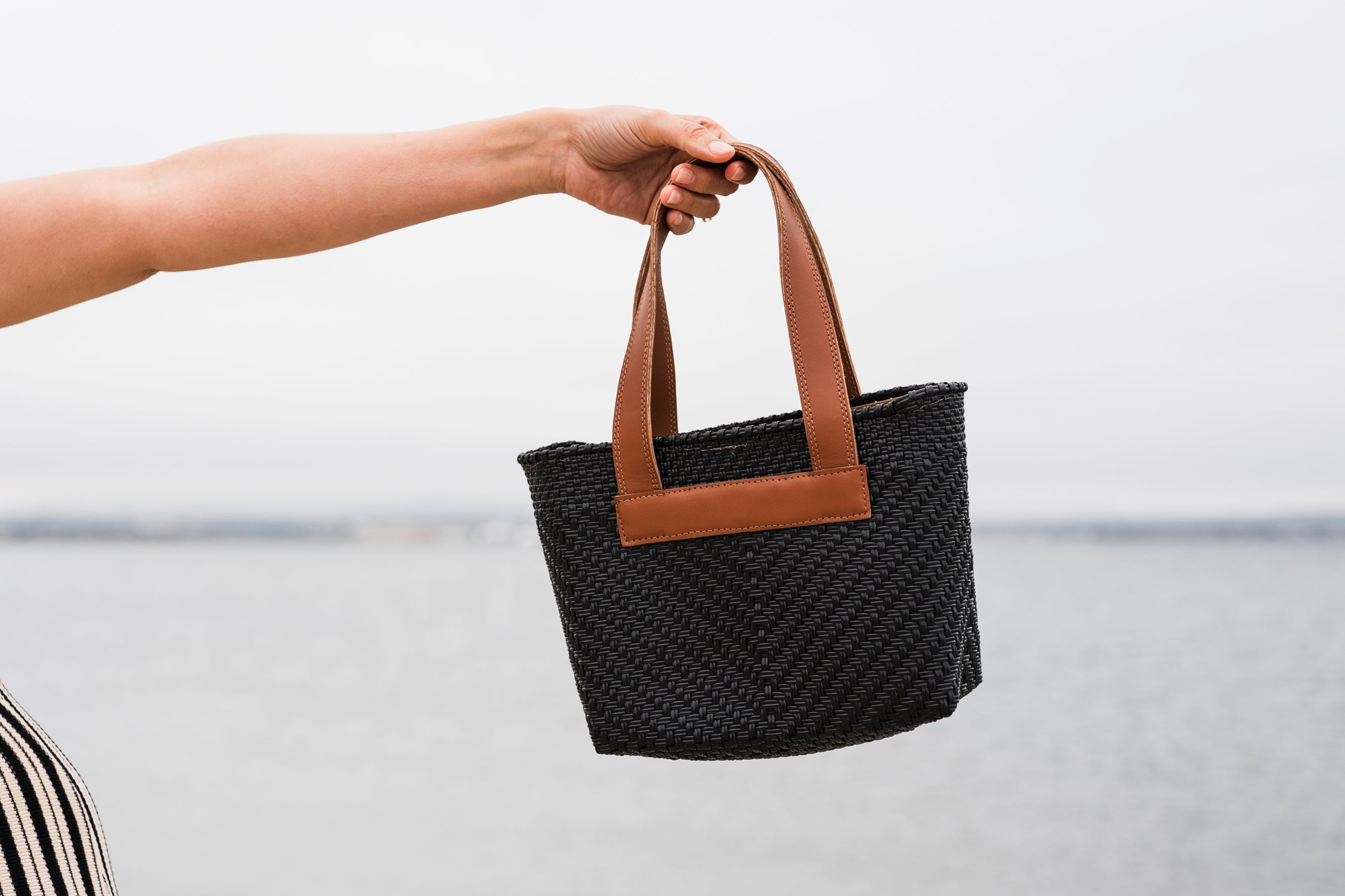 Discover eco-chic tote bags handbags, perfect for sunny days and conscious fashion.