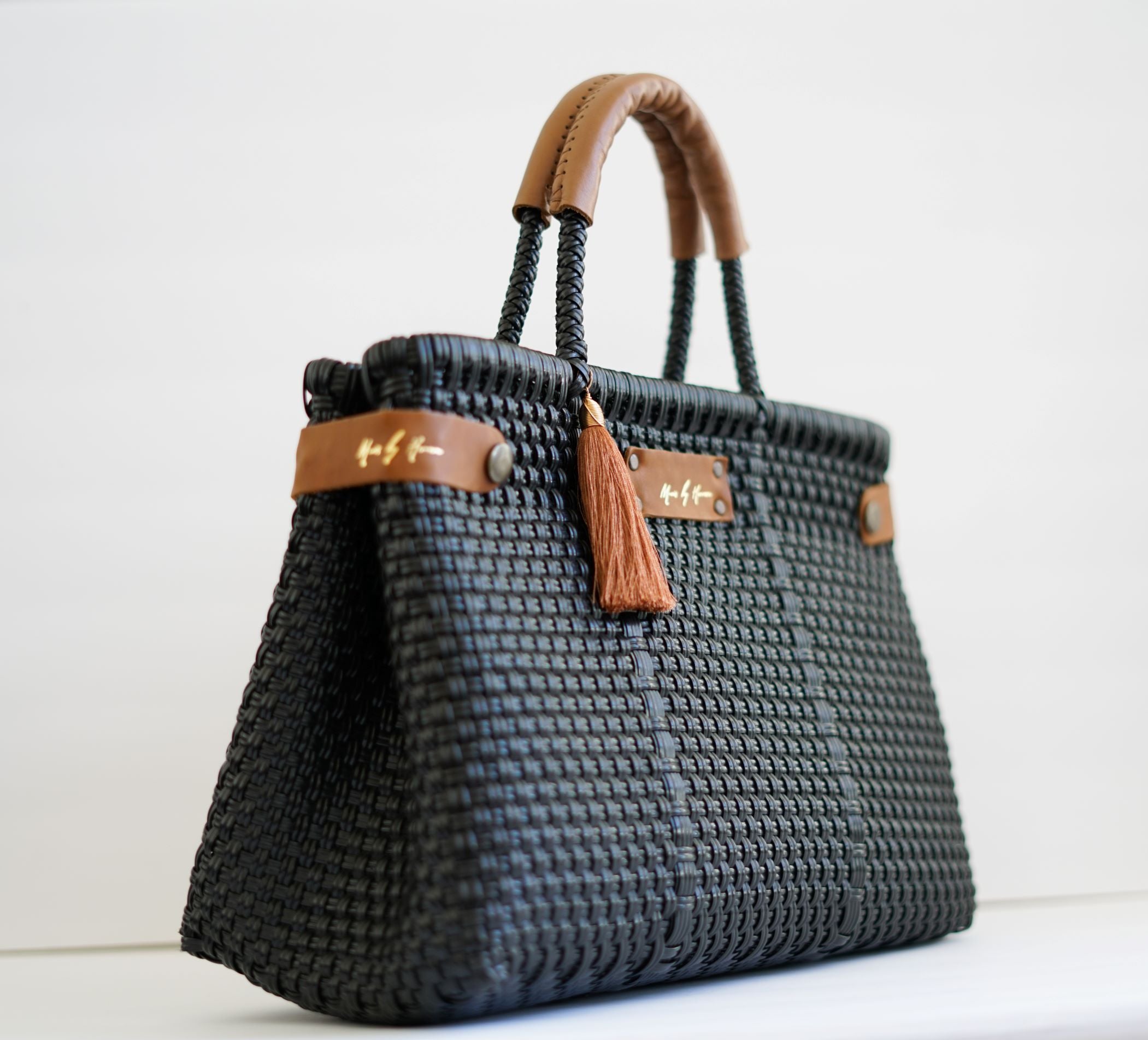 The best convertible bag that turns into a tote bag. Sustainable Handbags. Shop online. Fashion Designer Mavis by Herrera