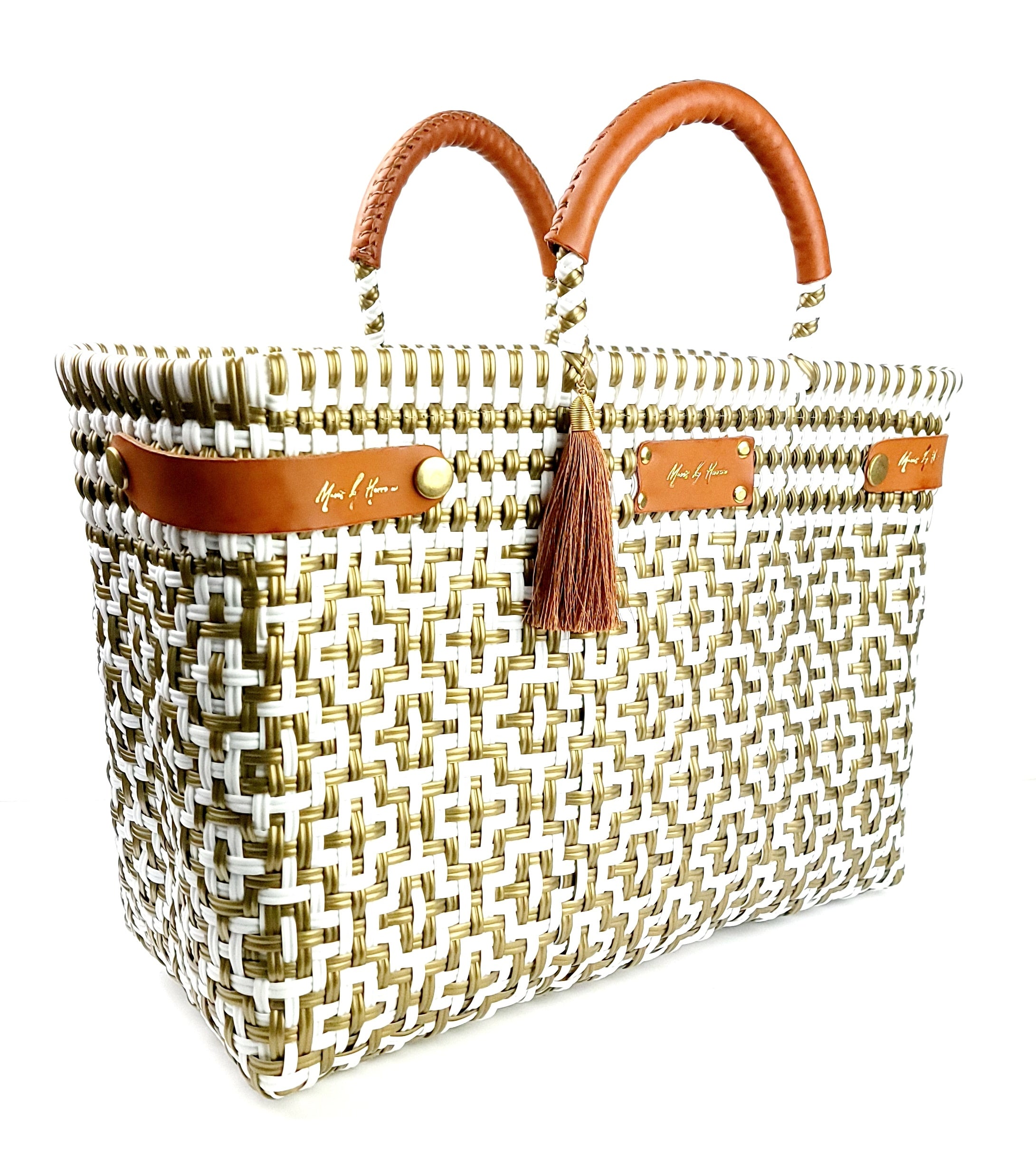 Shop women's bag. Luxury bags. Fashion Designer Mavis by Herrera. Eco vegan bags. Sustainable made from recycled plastic. Modern and chic bags.