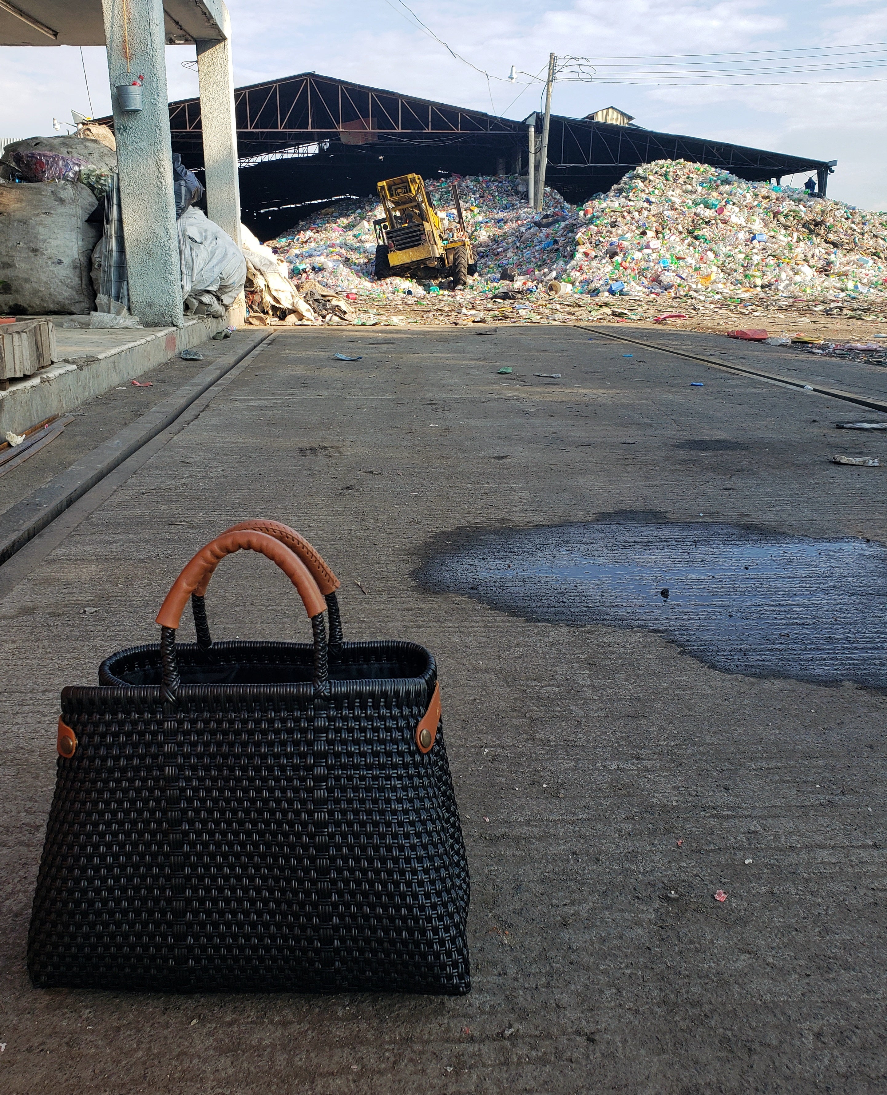 Handbags made from recycle plastic. Mavis by Herrera sustainable purses that helps our planet. Sustainable and ethical. Reducing plastic pollution.